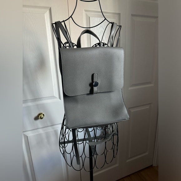 Grey backpack - Picture 3 of 3